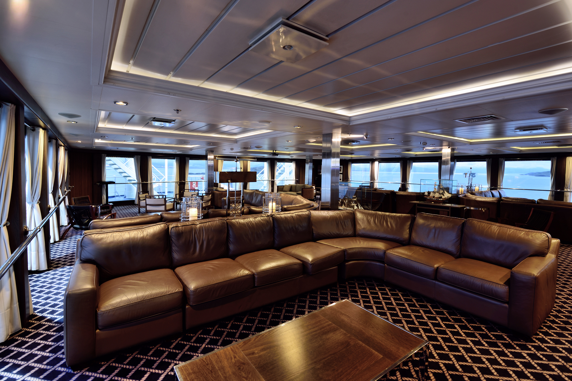 Australis Stella Australis Sky Lounge 1.jpg